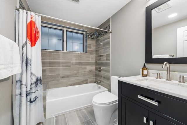 2838 N Damen Avenue 1, Chicago, IL 60618