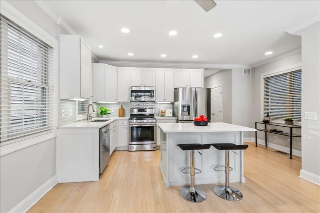 2838 N Damen Avenue 1, Chicago, IL 60618