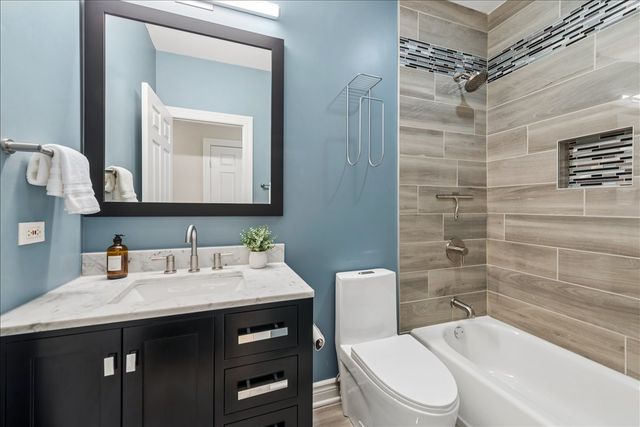 2838 N Damen Avenue 1, Chicago, IL 60618