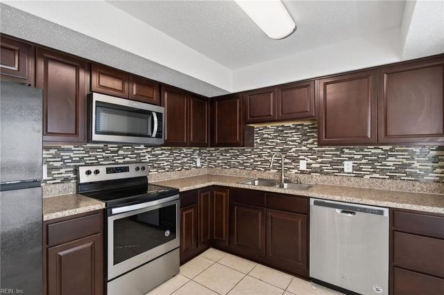 3832 Chancery LN, Virginia Beach, VA 23452