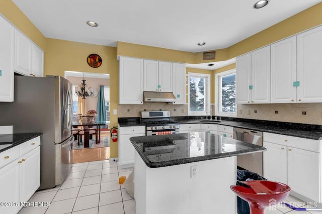 18 Lysbeth Lane, Matawan, NJ 07748