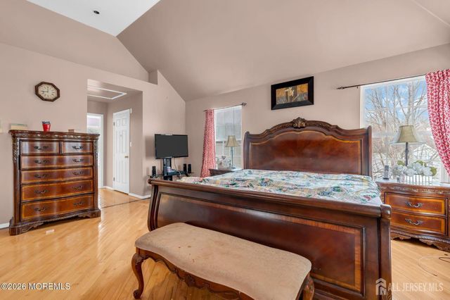 18 Lysbeth Lane, Matawan, NJ 07748