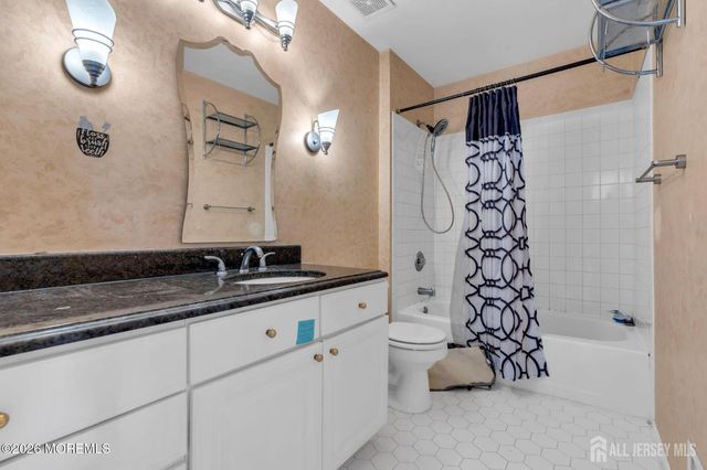 18 Lysbeth Lane, Matawan, NJ 07748