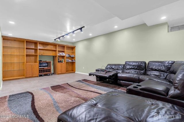 18 Lysbeth Lane, Matawan, NJ 07748