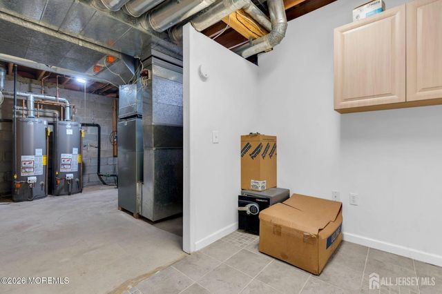 18 Lysbeth Lane, Matawan, NJ 07748