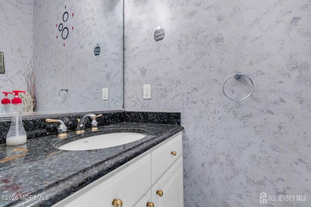 18 Lysbeth Lane, Matawan, NJ 07748