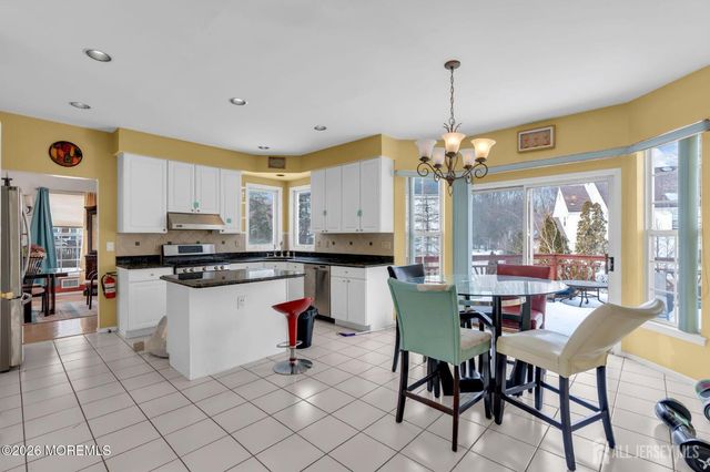 18 Lysbeth Lane, Matawan, NJ 07748