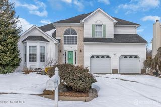 18 Lysbeth Lane, Matawan, NJ 07748