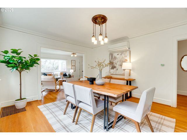 522 Ne ROYAL Ct, Portland, OR 97232