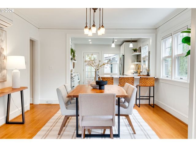 522 Ne ROYAL Ct, Portland, OR 97232