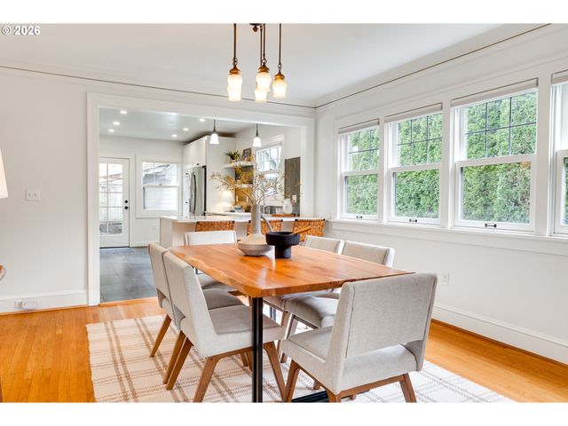 522 Ne ROYAL Ct, Portland, OR 97232