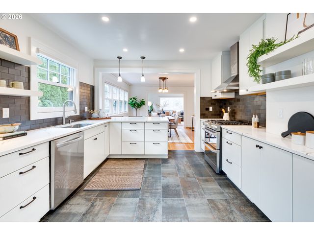 522 Ne ROYAL Ct, Portland, OR 97232