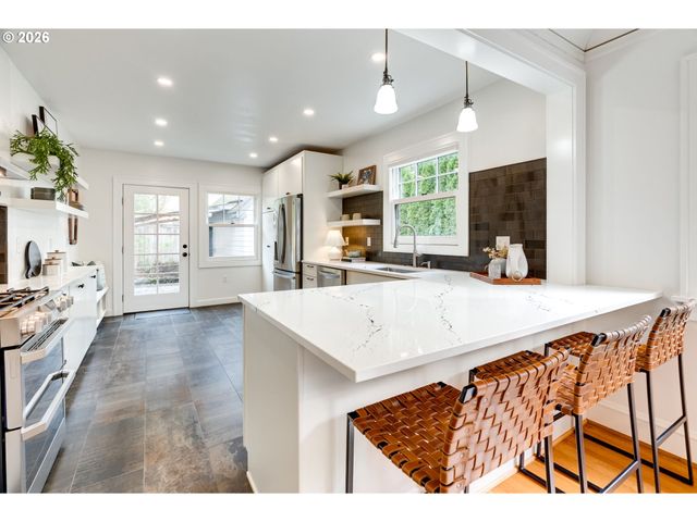 522 Ne ROYAL Ct, Portland, OR 97232