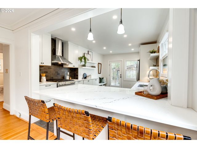 522 Ne ROYAL Ct, Portland, OR 97232