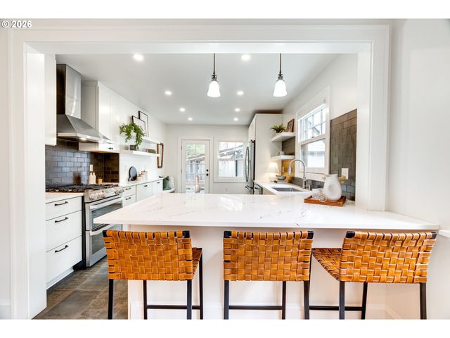 522 Ne ROYAL Ct, Portland, OR 97232