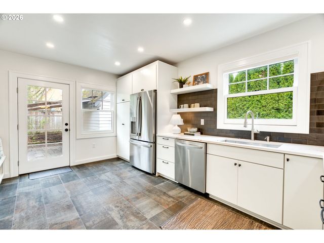 522 Ne ROYAL Ct, Portland, OR 97232