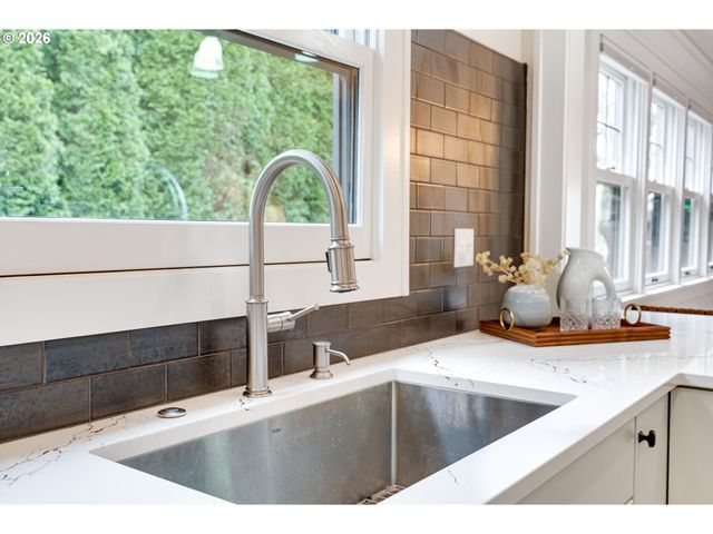 522 Ne ROYAL Ct, Portland, OR 97232