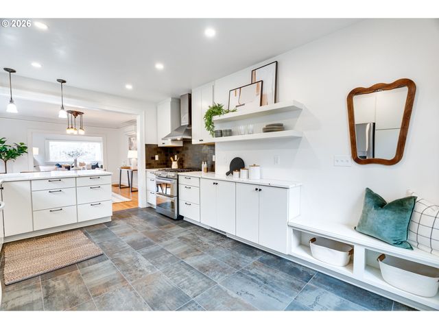 522 Ne ROYAL Ct, Portland, OR 97232