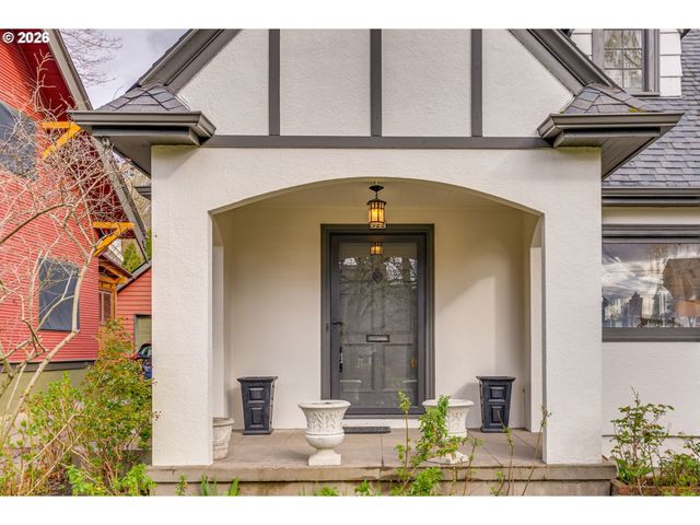 522 Ne ROYAL Ct, Portland, OR 97232