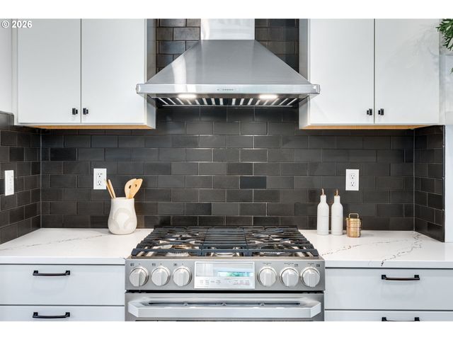 522 Ne ROYAL Ct, Portland, OR 97232