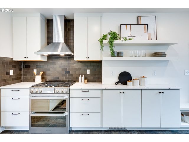 522 Ne ROYAL Ct, Portland, OR 97232