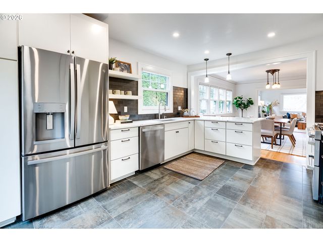 522 Ne ROYAL Ct, Portland, OR 97232