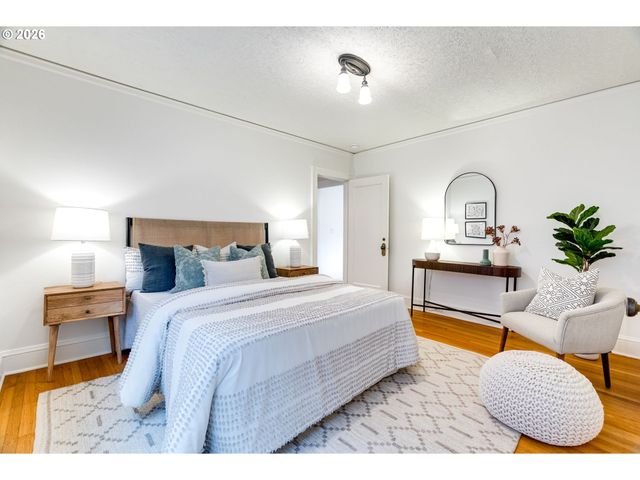 522 Ne ROYAL Ct, Portland, OR 97232