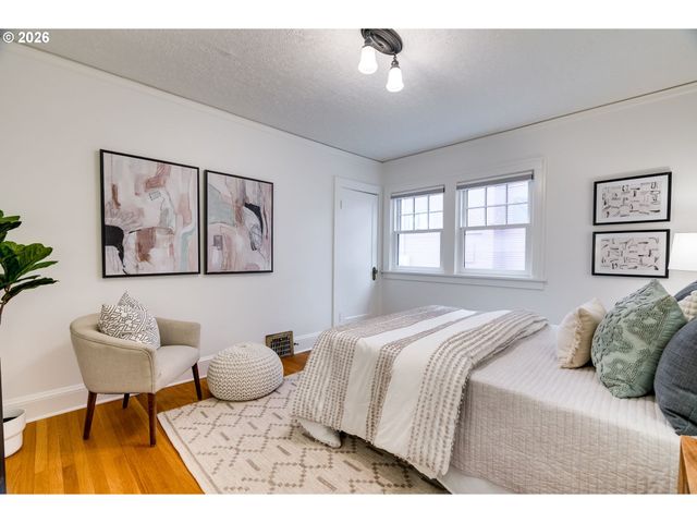 522 Ne ROYAL Ct, Portland, OR 97232