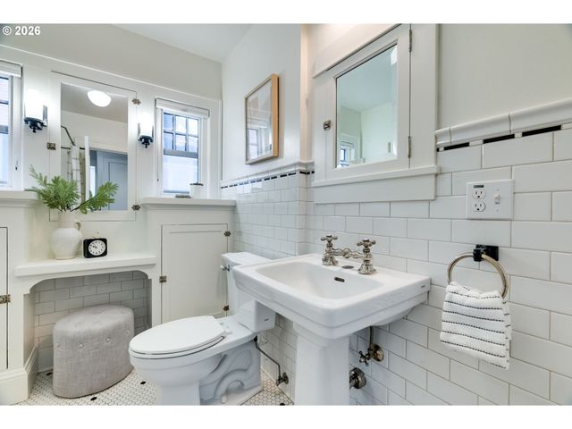 522 Ne ROYAL Ct, Portland, OR 97232