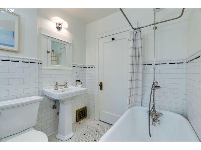 522 Ne ROYAL Ct, Portland, OR 97232