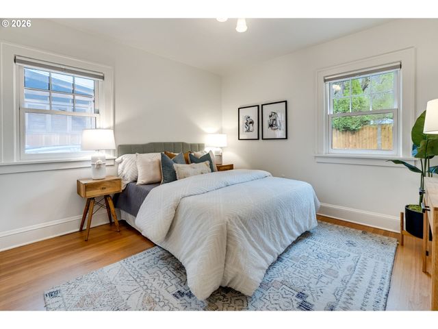 522 Ne ROYAL Ct, Portland, OR 97232