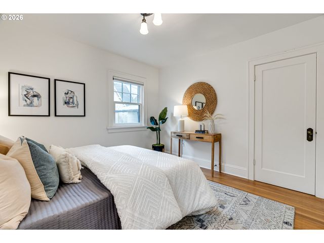 522 Ne ROYAL Ct, Portland, OR 97232