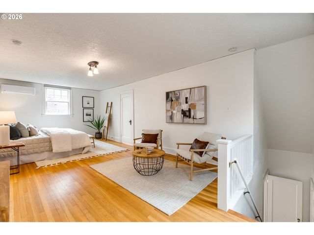 522 Ne ROYAL Ct, Portland, OR 97232