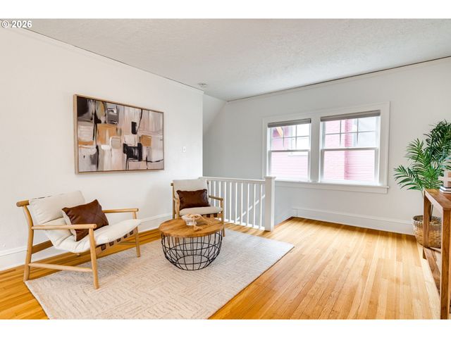 522 Ne ROYAL Ct, Portland, OR 97232