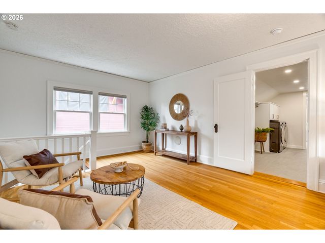 522 Ne ROYAL Ct, Portland, OR 97232