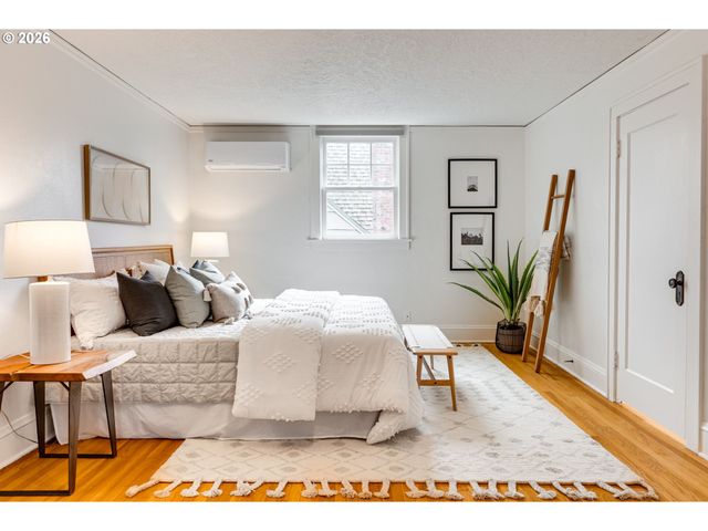 522 Ne ROYAL Ct, Portland, OR 97232