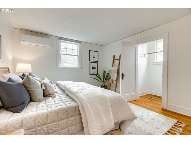 522 Ne ROYAL Ct, Portland, OR 97232