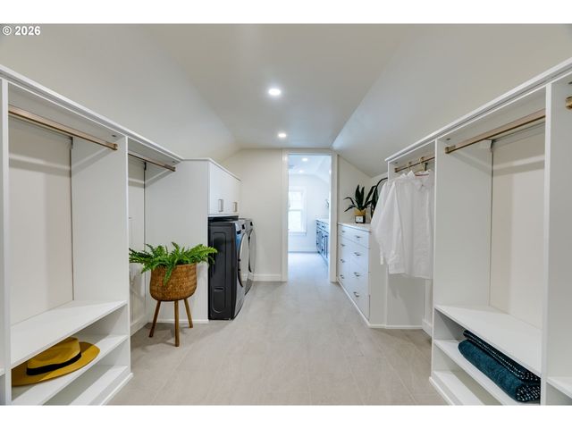 522 Ne ROYAL Ct, Portland, OR 97232