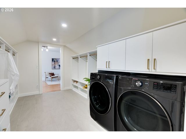 522 Ne ROYAL Ct, Portland, OR 97232