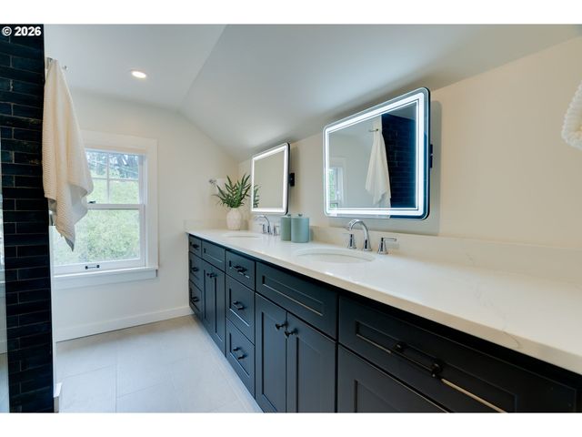 522 Ne ROYAL Ct, Portland, OR 97232