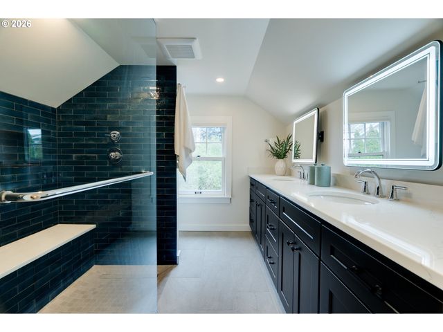 522 Ne ROYAL Ct, Portland, OR 97232