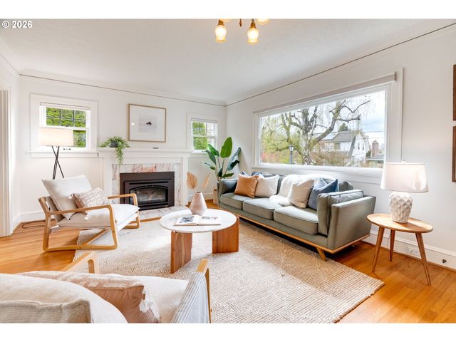 522 Ne ROYAL Ct, Portland, OR 97232