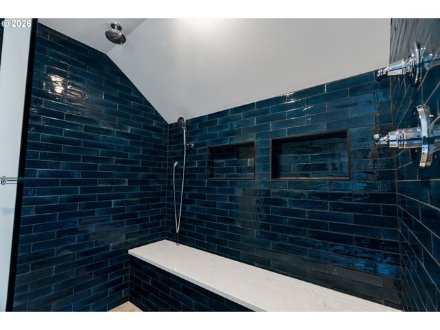 522 Ne ROYAL Ct, Portland, OR 97232