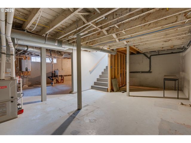 522 Ne ROYAL Ct, Portland, OR 97232