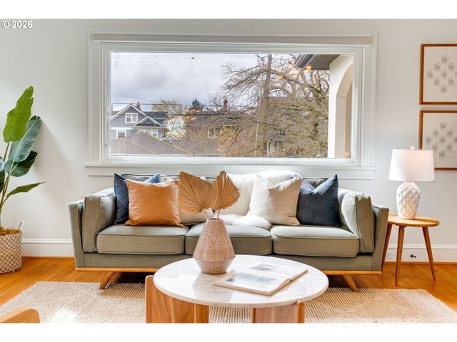 522 Ne ROYAL Ct, Portland, OR 97232