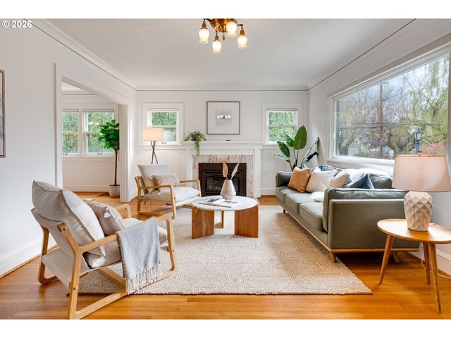 522 Ne ROYAL Ct, Portland, OR 97232