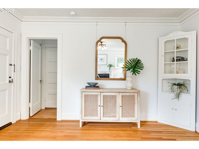 522 Ne ROYAL Ct, Portland, OR 97232