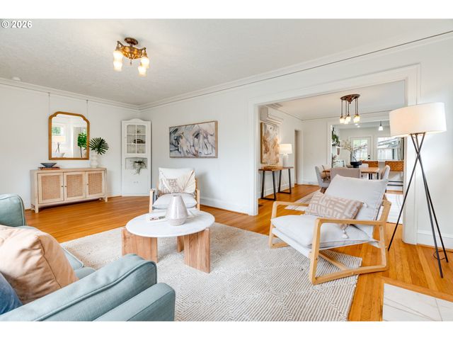 522 Ne ROYAL Ct, Portland, OR 97232