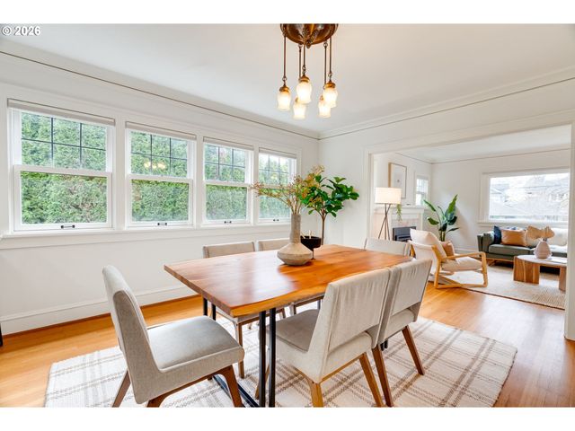 522 Ne ROYAL Ct, Portland, OR 97232