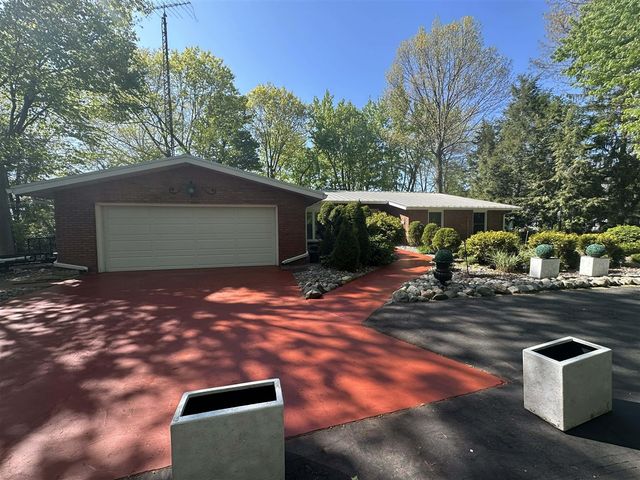 1716 W Benson Road, Benton Harbor, MI 49022
